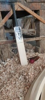 The Arctic Limited Edition English Willow Cricket Bat – Rare willow, Collectors edition, 8+ Grains, no blemishes on the face - Image 2